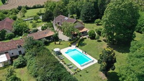 Alberca al aire libre y alberca climatizada