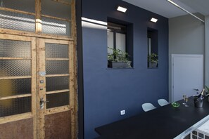 Luxury Yellow Boutique Suite | 테라스/파티오