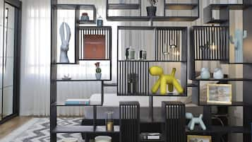 Luxury Yellow Boutique Suite | 高級寢具、獨特設計、獨特裝修、書桌