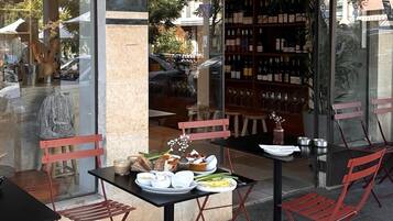 Sarapan masakan tempatan setiap hari (ILS 64 seorang)