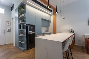 De Orange | Eigene Küche | Großer Kühlschrank, Mikrowelle, Herdplatte, Geschirrspüler