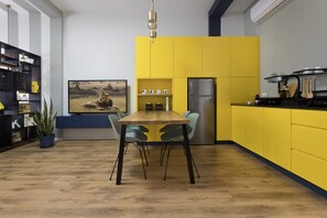 Luxury Yellow Boutique Suite | Cuisine privée | Réfrigérateur grande capacité avec congélateur, four à micro-ondes
