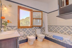 Douche, sèche-cheveux, serviettes fournies