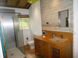 Shower, free toiletries, hair dryer, towels - Detached villa with private pool, not overlooked, 300m from the sea  (Pointe-Noire)