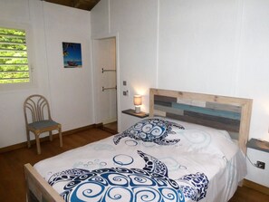 3 bedrooms, desk, soundproofing, iron/ironing board - Detached villa with private pool, not overlooked, 300m from the sea (Pointe-Noire)