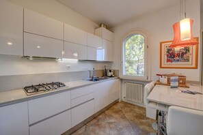 Refrigerador, horno, lavavajillas, cafetera/tetera