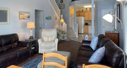 Lovely townhome on a pond in Plantation East - 10 Crane