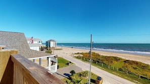 Blick auf die Küste mit einer Holterrasse, einer Straße und einem Strand.