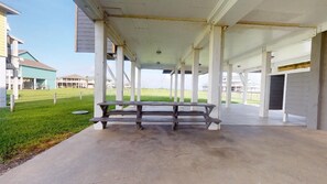 Outdoor dining - Hakuna Matata: 6  BR, 4  BA House in Crystal Beach, Sleeps 30 (Bolivar Peninsula)