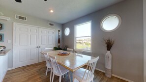 Dining - Hakuna Matata: 6  BR, 4  BA House in Crystal Beach, Sleeps 30 (Bolivar Peninsula)