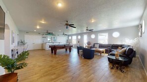 Smart TV, caminetto, studio