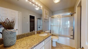 Shower - Hakuna Matata: 6  BR, 4  BA House in Crystal Beach, Sleeps 30 (Bolivar Peninsula)