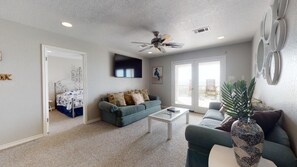 Smart-tv, een open haard en een kantoor