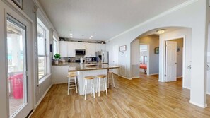 Frigorifero, microonde, forno, piano cottura