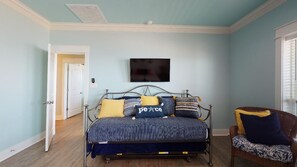 TV, offices - Playa del Molino: 4  BR, 3  BA House in Port Bolivar, Sleeps 13 (Bolivar Peninsula)