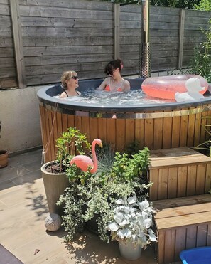 Outdoor spa tub
