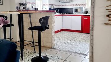 Réfrigérateur, micro-ondes, four, plaque de cuisson