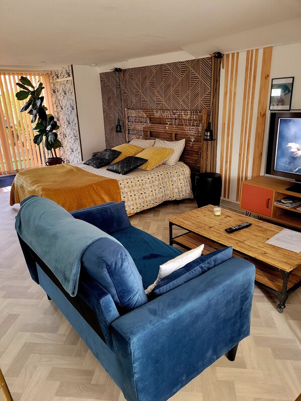 1 bedroom, desk, free WiFi, bed sheets