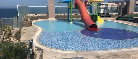 Una piscina al aire libre, una piscina climatizada