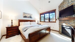 4 soverom, skrivebord, strykejern/-brett og reiseseng for barn