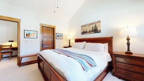 4 bedrooms, desk, iron/ironing board, travel cot - Beautiful Spacious Modern, On Golf Course! Private Hot Tub, Grill, Game Room (Mammoth Lakes)