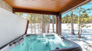 Outdoor spa tub - Beautiful Spacious Modern, On Golf Course! Private Hot Tub, Grill, Game Room (Mammoth Lakes)