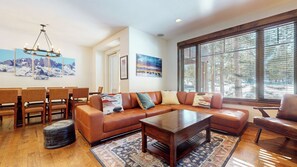 TV connectée, cheminée, lecteur de DVD, espaces bureaux