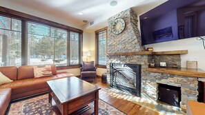 TV connectée, cheminée, lecteur de DVD, espaces bureaux