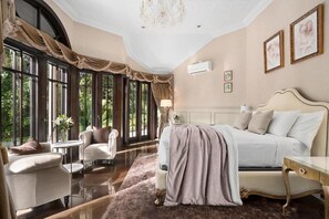 2 bedrooms, in-room safe, desk, iron/ironing board