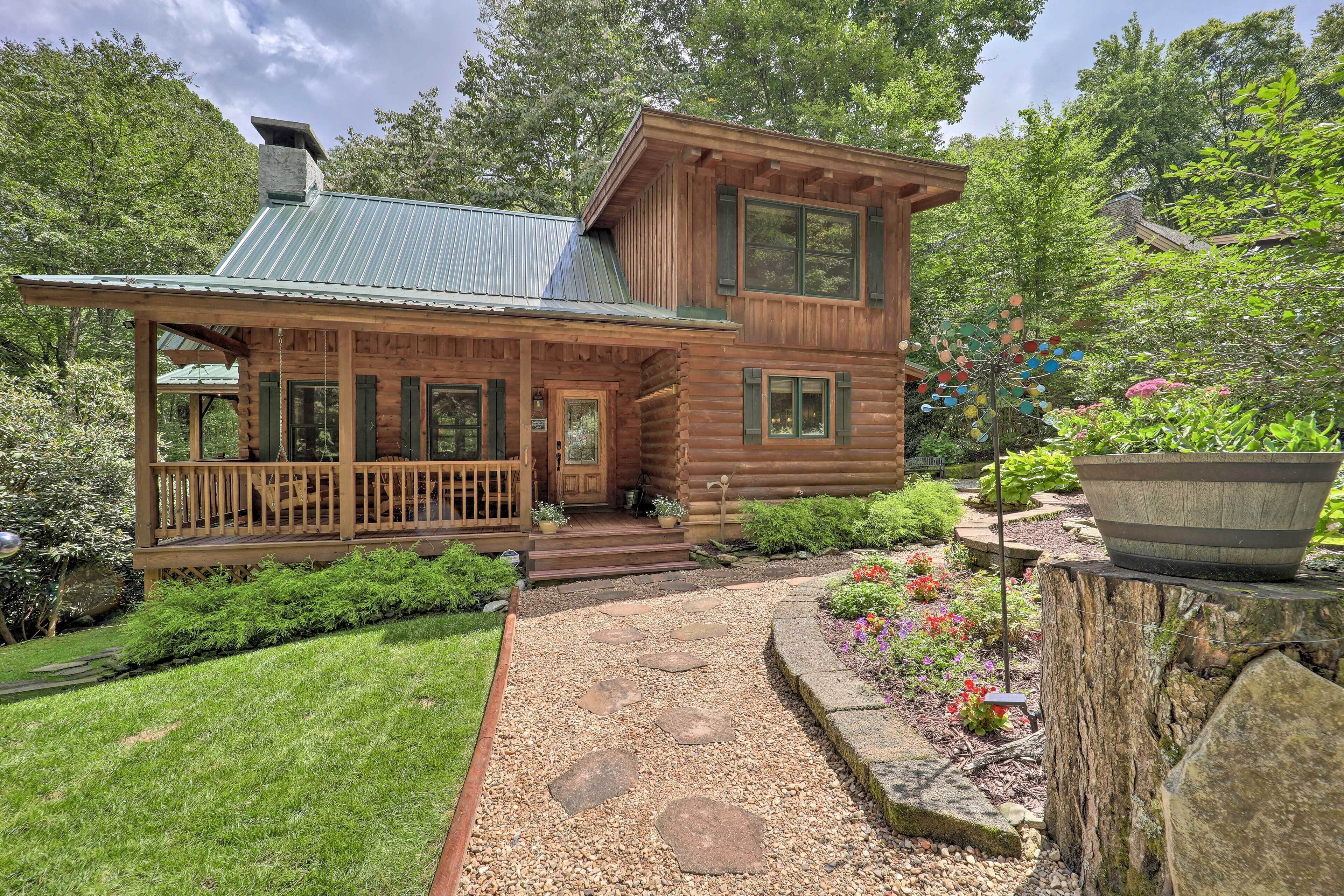 Peaceful 'Rocky Creek Cabin' w/ Hot Tub!