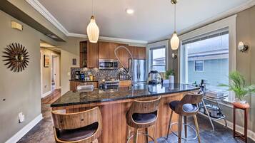 Réfrigérateur, micro-ondes, plaque de cuisson, lave-vaisselle