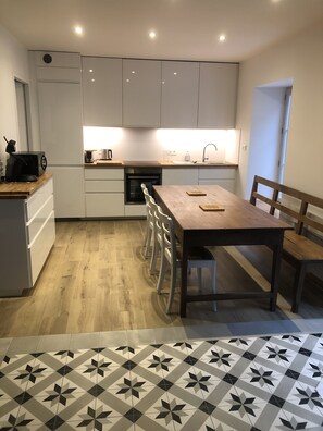 ثلاجة، ميكروويف، فرن، موقد طهي مسطح