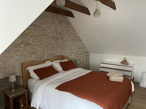 3 chambres, bureau, fer et planche à repasser, lit parapluie