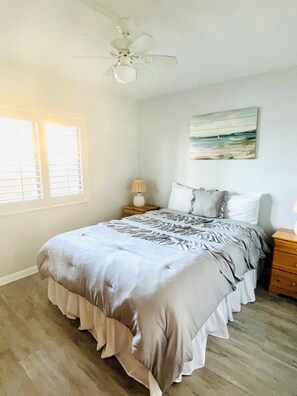 2 habitaciones, tabla de planchar con plancha, cuna de viaje y internet 