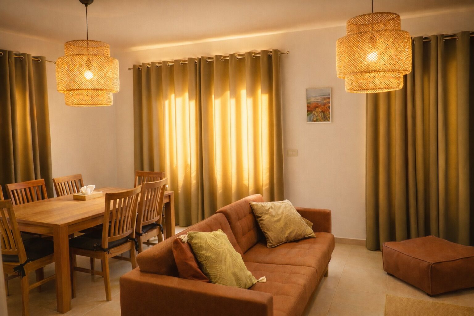 TV connectée, cheminée, livres