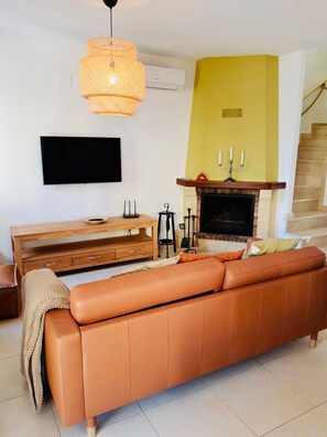 Smart-tv, een open haard en boeken