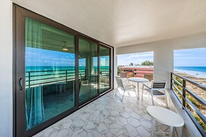 Outdoor dining - PH | Beautiful Beachfront Condo in Indian Rocks Beach (Indian Rocks Beach)