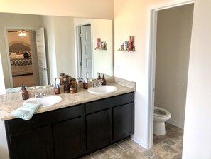 Combined shower/bathtub, towels - Masters rental just 7 miles from Augusta National! (North Augusta)