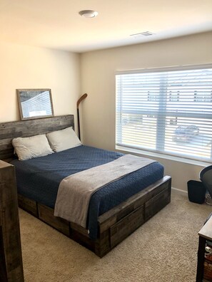 4 habitaciones, escritorio, tabla de planchar con plancha y wifi