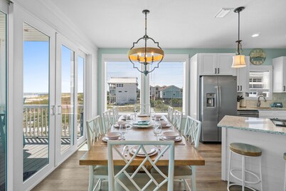 Sunset Dreamer- Beachfront MB Home- Priv. Pool, Pet Friendly, Hot Tub, Sleeps 13