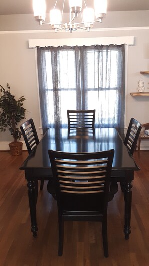 Dining - The Cam Grady, Restored, roomy, eclectic cottage in heart of Downtown Morganton (Morganton)