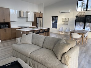 Een moderne keuken met houten kastjes, een centraal eiland en hanglampen.