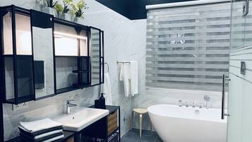 Rumah | Kamar mandi | Kombinasi shower/bathtub, bathtub besar, pengering rambut, dan handuk