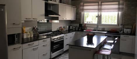 Casa | Cocina privada | Frigorífico, microondas, horno y placa de cocina