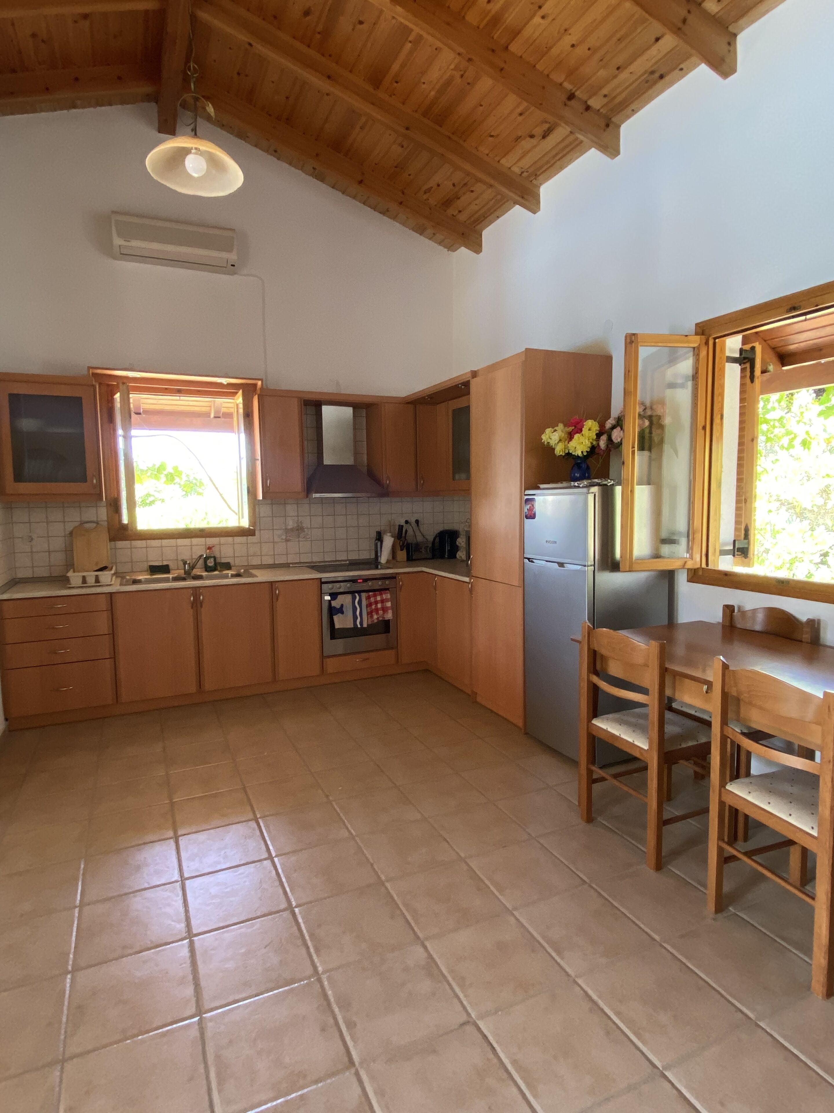 Refrigerador, horno, parrilla de estufa y tetera eléctrica 