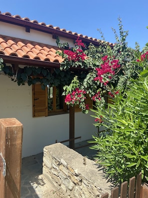 Exterior detail - Quiet 2 bedroom air-conditioned villa with private pool, patio and roof terrace (Roumeli)