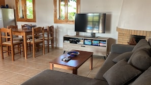 Smart TV - Quiet 2 bedroom air-conditioned villa with private pool, patio and roof terrace (Roumeli)