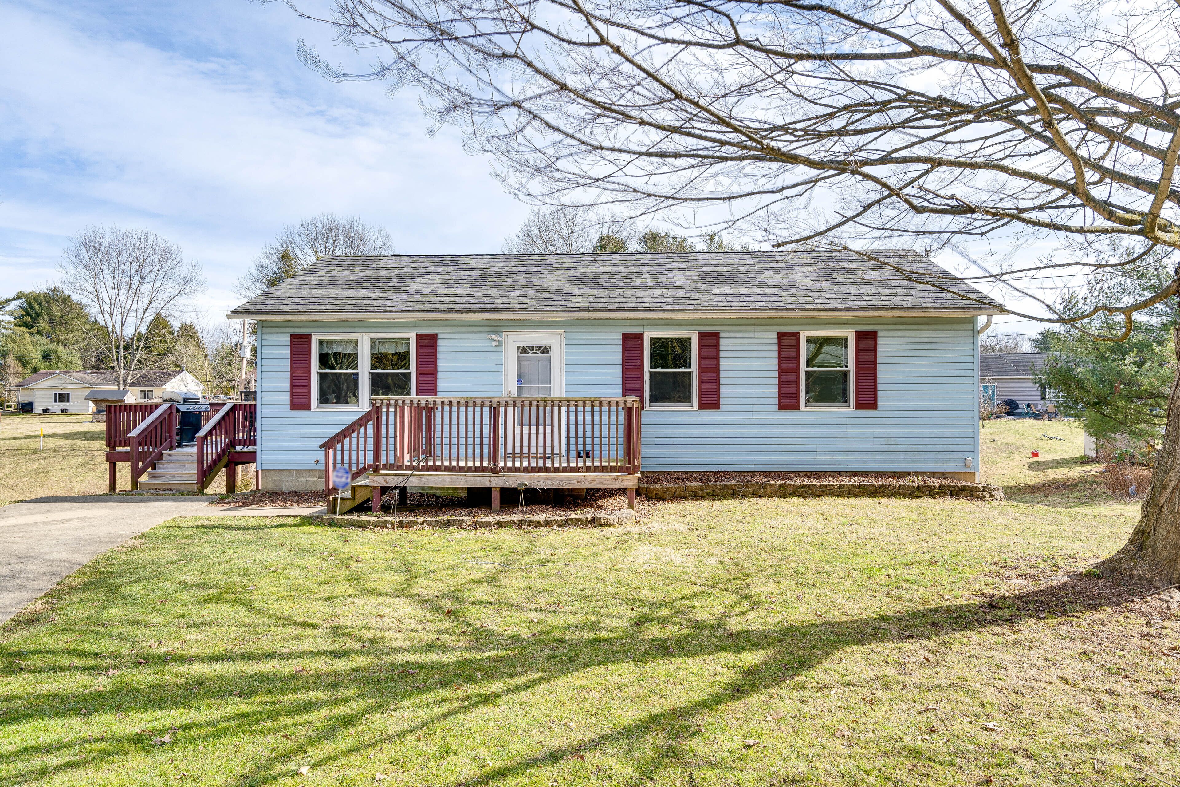 ‘Blue Heron Cottage’ w/ Game Room, Deck & Hot Tub!