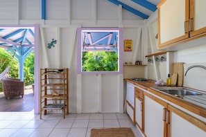 Cafetera y tetera, refrigerador, horno y parrilla de estufa