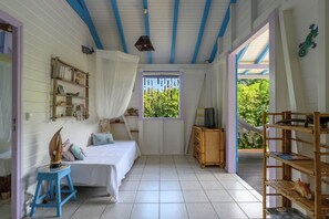 1 quarto, ferros/tábuas de passar roupa, berço de viagem